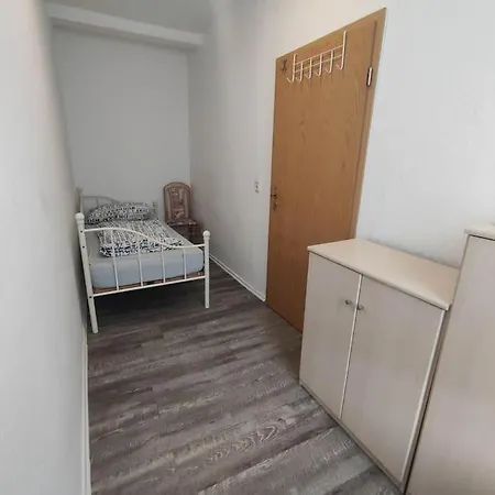 Schoene 2 Raum, 2 - 3 Bett In Schönebeck