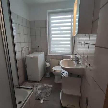 Schoene 2 Raum, 2 Bis 3 Bett In Apartment *