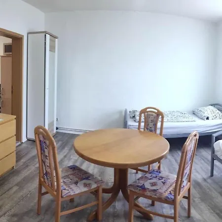 Schoene 2 Raum, 2 - 3 Bett In Appartamento